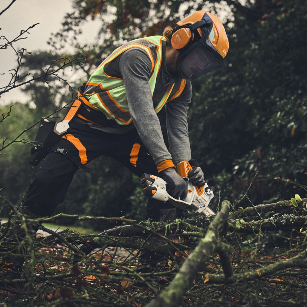 Discover the STIHL GTA 40 Battery Pruner at Mower City Albury, ideal for arborists, landscapers, and construction pros. Compact, powerful, and built for precision tree care and woody material cutting. Includes 2 x AS 2 batteries and charger. 5
