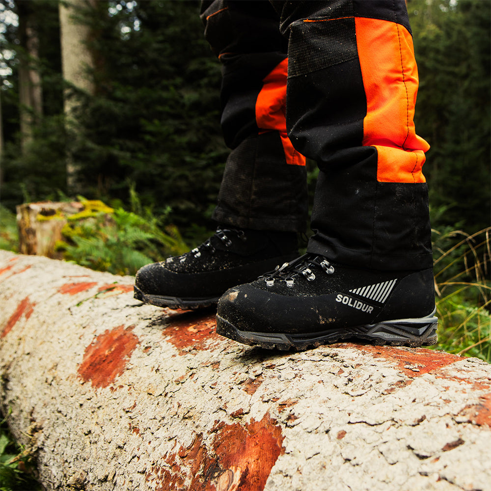 Solidur Class 3 (28 m/s) chainsaw safety boots with Vibram sole, waterproof membrane and Perwanger leather. Aluminium toe cap. Mower City Albury. lifestyle 