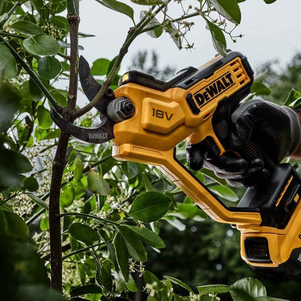 DEWALT 18V XR Power Pruner DCPPP568N-XE – cordless secateur with 32 mm cutting capacity, LED light and ergonomic handle. Skin only. Available at Mower City Albury. Green Shrubs
