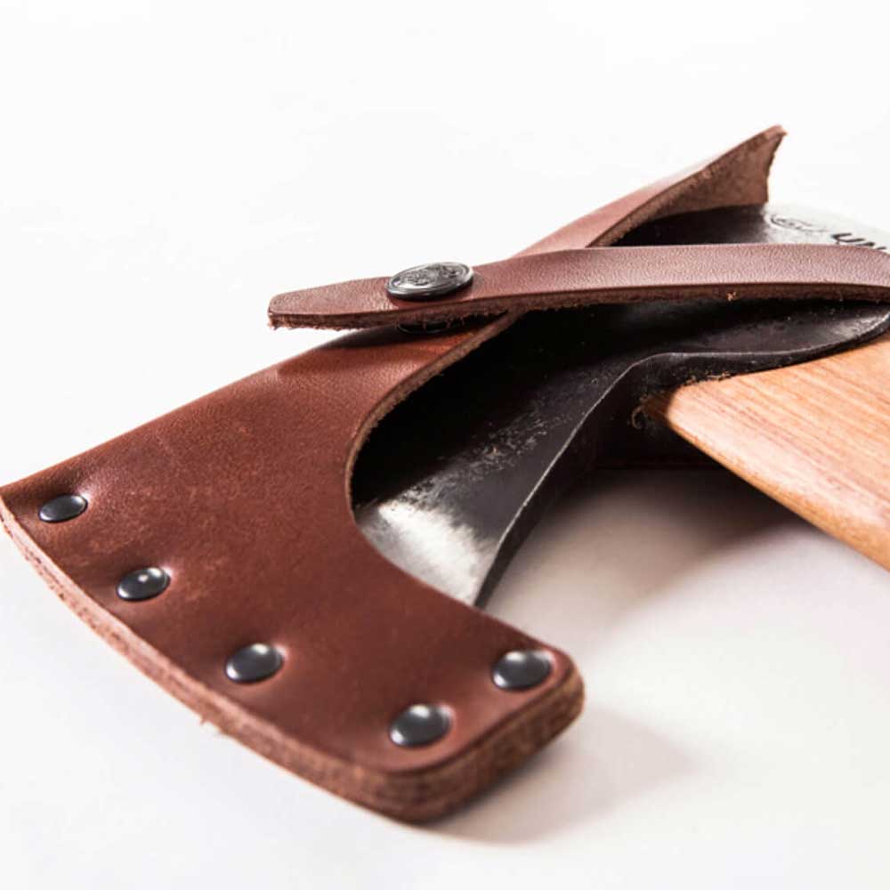 Discover the Gränsfors Hunter’s Axe at Mower City Albury, an authorized Gränsfors dealer. Designed for hunters, this 47 cm axe is perfect for skinning and breaking bones in the field and general camping or wood chopping. Premium Swedish craftsmanship. Sheath