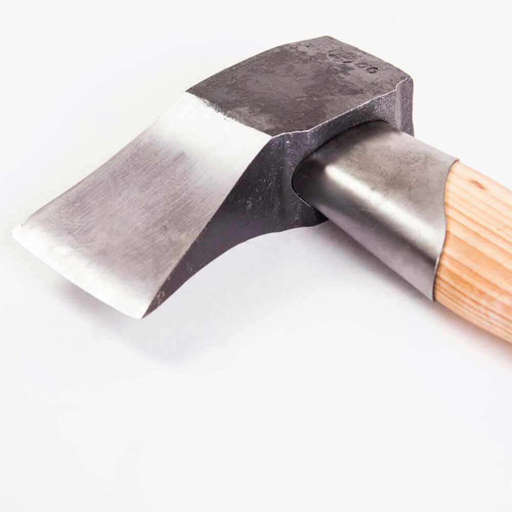 Get the Gränsfors Large Splitting Axe with an 80 cm long handle at Mower City Albury. This high-quality Swedish axe combines power and efficiency and is ideal for splitting large logs. It is available locally at Mower City Albury Wodonga, your authorised Gränsfors dealer. side view