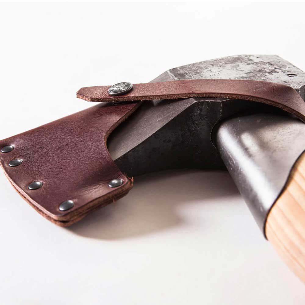 Get the Gränsfors Large Splitting Axe with an 80 cm long handle at Mower City Albury. This high-quality Swedish axe combines power and efficiency and is ideal for splitting large logs. It is available locally at Mower City Albury Wodonga, your authorised Gränsfors dealer. axe sheath