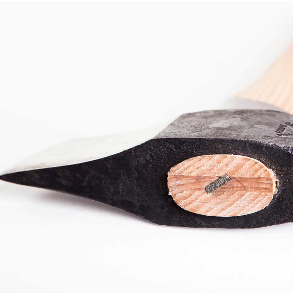 Get the Gränsfors Large Splitting Axe with an 80 cm long handle at Mower City Albury. This high-quality Swedish axe combines power and efficiency and is ideal for splitting large logs. It is available locally at Mower City Albury Wodonga, your authorised Gränsfors dealer. 2