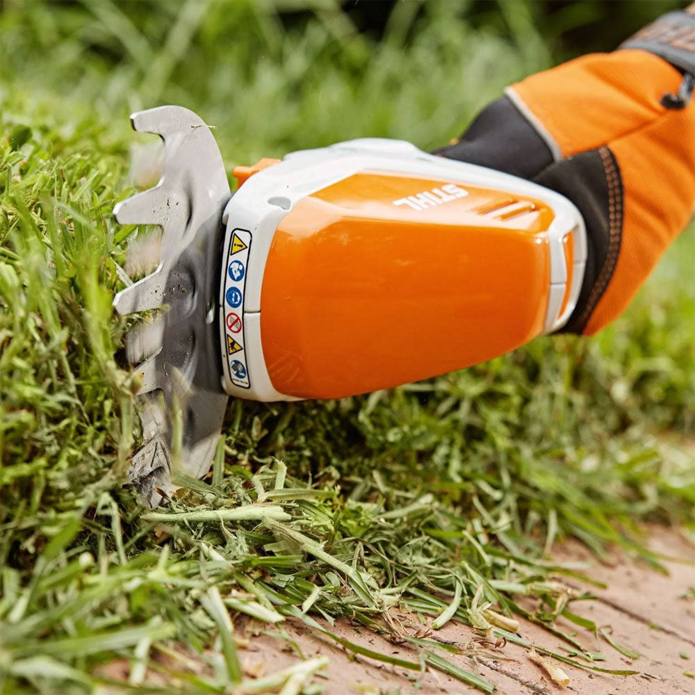 Keep your garden looking sharp with the STIHL HSA 26 Garden Shears Set. Lightweight, cordless, and easy to use for trimming grass or shrubs. Buy online from Mower City Albury – servicing Albury-Wodonga region. trimming lawns with ease