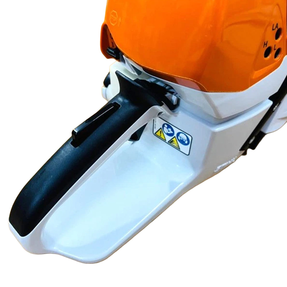 Handle of STIHL MS 462 C-M professional petrol chainsaw with 72.2cc engine, 4.4kW power and 20” bar. Built for forestry, felling and delimbing. Available at Mower City Albury.